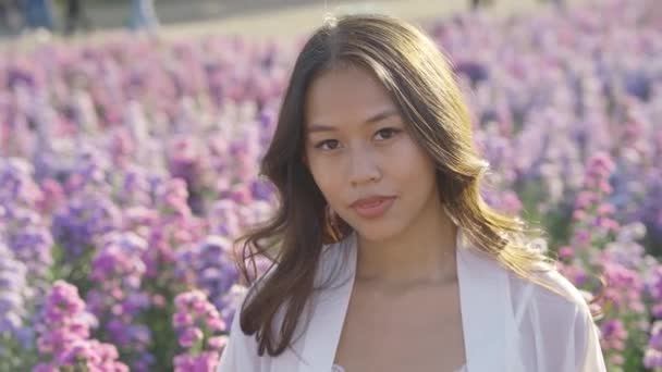 Happy Thai woman having fun in a flower field — Vídeo de Stock