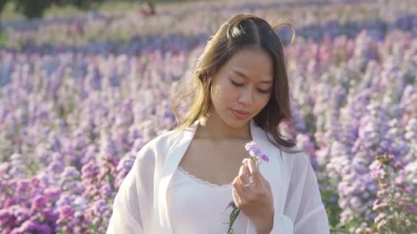 Happy Thai woman having fun in a flower field — Vídeo de Stock