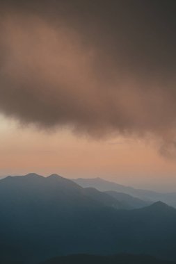 Doi Inthanon Ulusal Parkı Tayland 'da şafak vakti