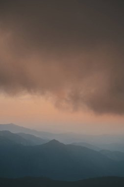 Doi Inthanon Ulusal Parkı Tayland 'da şafak vakti
