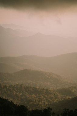 Doi Inthanon Ulusal Parkı Tayland 'da şafak vakti