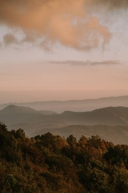 Doi Inthanon Ulusal Parkı Tayland 'da şafak vakti