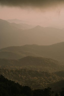 Doi Inthanon Ulusal Parkı Tayland 'da şafak vakti