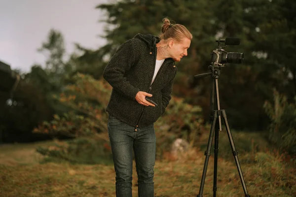 Man Videographer Making Video Sunset Doi Inthanon National Park Thailand — Stock Fotó