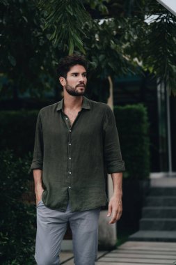 Açık havada yakışıklı bir adam portresi