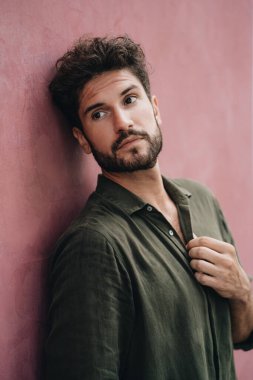 Açık havada yakışıklı bir adam portresi