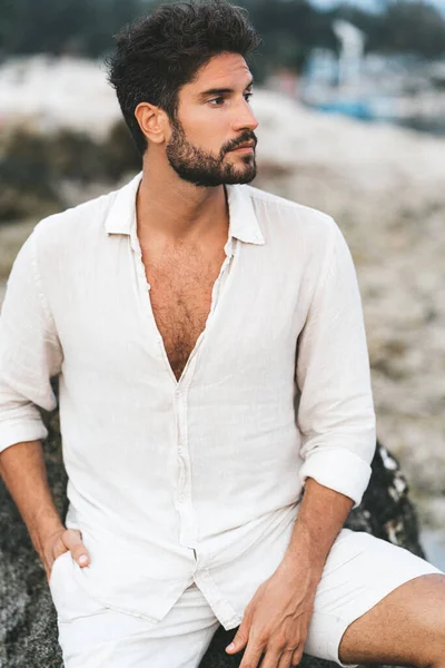 Açık havada yakışıklı bir adam portresi