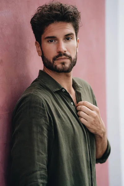 Açık havada yakışıklı bir adam portresi