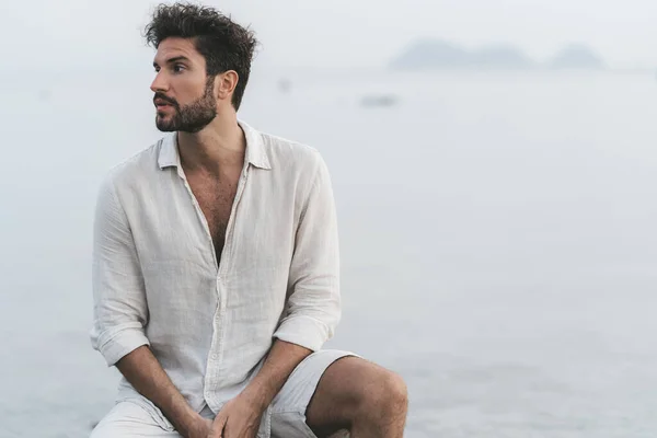 Açık havada yakışıklı bir adam portresi