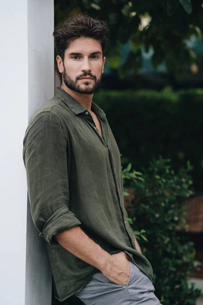 Açık havada yakışıklı bir adam portresi