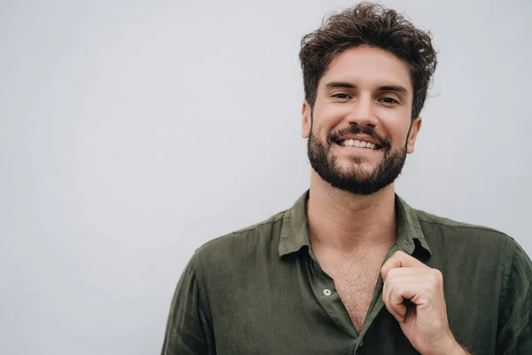 Açık havada yakışıklı bir adam portresi