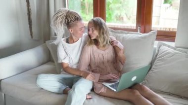 Dizüstü bilgisayarda gezinen iki kadın