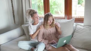 Dizüstü bilgisayarda gezinen iki kadın