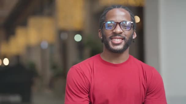 Retrato Hombre Negro Camiseta Roja Anteojos — Vídeo de stock