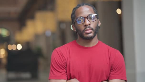 Portrait Black Man Red Shirt Eyeglasses — Vídeo de Stock