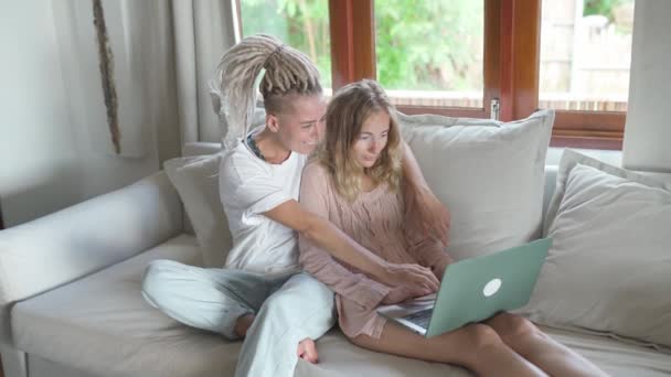 Две Женщины Просматривают Ноутбук — стоковое видео