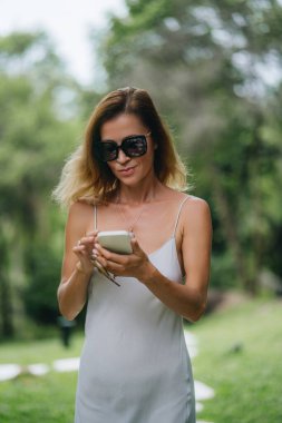 Villada orta yaşlı sarışın bir kadın. Yüksek kalite fotoğraf