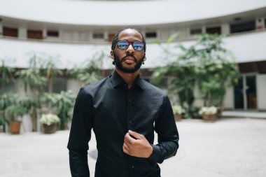 Bir apartman dairesinde siyahi bir adamın portresi. Yüksek kalite fotoğraf