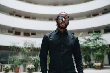 Bir apartman dairesinde siyahi bir adamın portresi. Yüksek kalite fotoğraf