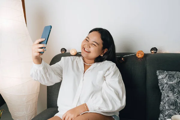 Wanita Asia Muda Yang Cantik Menggunakan Smartphone Rumah — Stok Foto