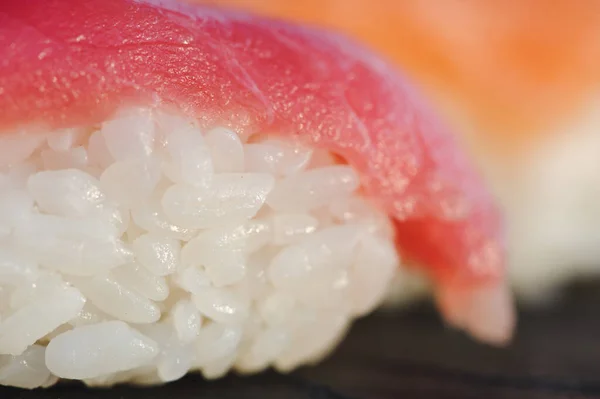 Sushi Jepang Atas Batu Hitam Outdoor Foto Berkualitas Tinggi — Stok Foto