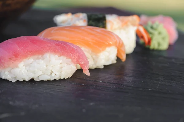 Japońskie Sushi Czarnym Kamiennym Powietrzu Wysokiej Jakości Zdjęcie — Zdjęcie stockowe