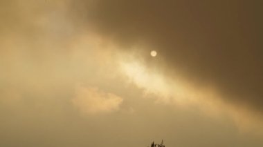 Gün batımında güneş bulutlarda. El kamerasıyla.