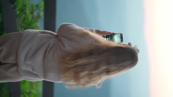 女性観光客はタイの視点でスマートフォンを使って写真を撮る 手持ち撮影 ストック動画
