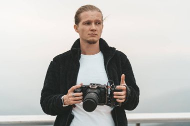 Adam video kamerayla yüksek bir bakış açısında duruyor. Yüksek kalite fotoğraf