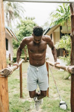 Afro-Amerikalı bir adam spor alanında şınav çekiyor. Yüksek kalite fotoğraf