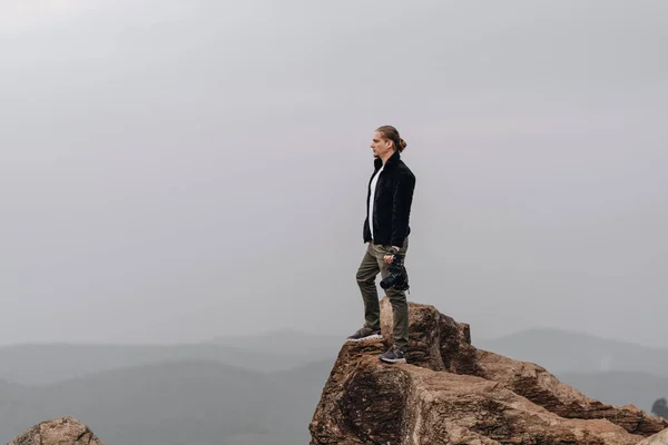 Homem Está Ponto Vista Alto Com Câmera Vídeo Foto Alta — Fotografia de Stock