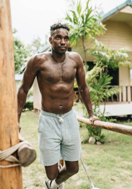 Afro-Amerikalı bir adam spor alanında şınav çekiyor. Yüksek kalite fotoğraf