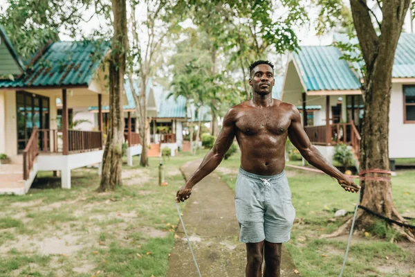 Jovem Desportista Negro Trabalhar Com Corda Salto Livre Foto Alta — Fotografia de Stock