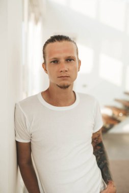 Yakışıklı adam duvarda dikiliyor. Yüksek kalite fotoğraf