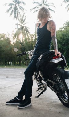 Fuar adamı motosikletinin üstünde oturuyor. Yüksek kalite fotoğraf