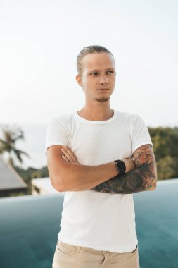 Yakışıklı adam havuz başında dikiliyor. Yüksek kalite fotoğraf