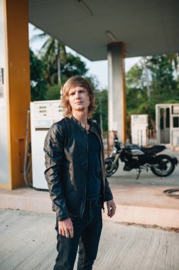 Fuar adamı motosikletinin üstünde oturuyor. Yüksek kalite fotoğraf