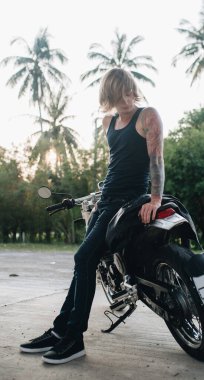 Fuar adamı motosikletinin üstünde oturuyor. Yüksek kalite fotoğraf