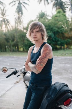 Fuar adamı motosikletinin üstünde oturuyor. Yüksek kalite fotoğraf