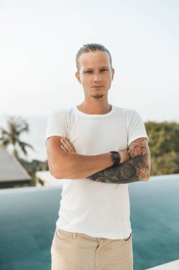 Yakışıklı adam havuz başında dikiliyor. Yüksek kalite fotoğraf