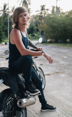 Fuar adamı motosikletinin üstünde oturuyor. Yüksek kalite fotoğraf