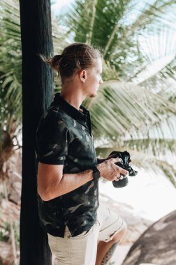 Erkek fotoğrafçı bakış açısıyla inanılmaz bir görüntü çekiyor. Yüksek kalite fotoğraf