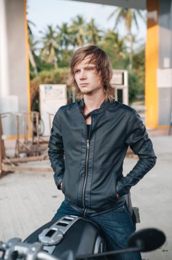 Fuar adamı motosikletinin üstünde oturuyor. Yüksek kalite fotoğraf