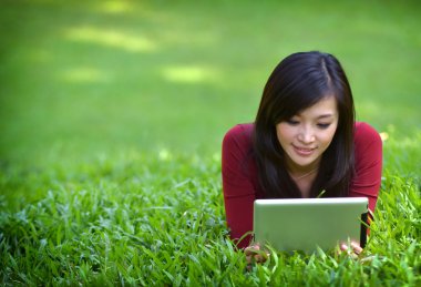 güzel bir kadın tablet kullanma