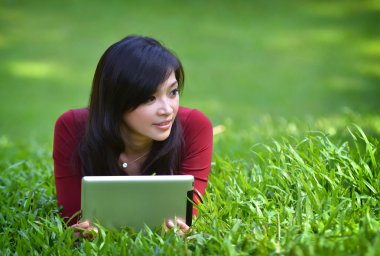 güzel bir kadın tablet kullanma