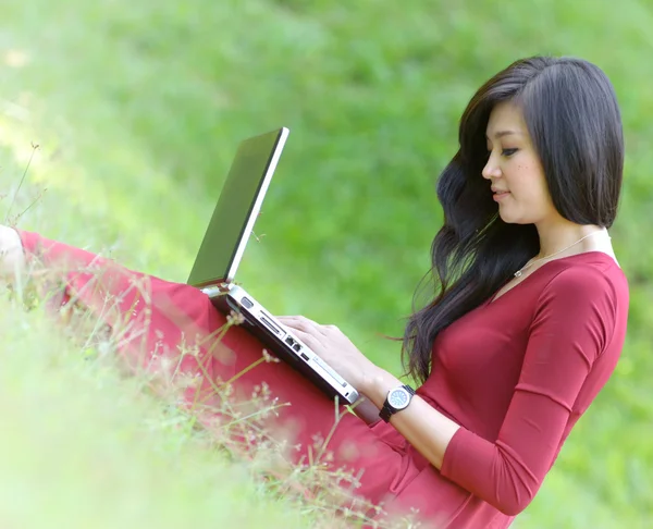 Mulher bonita com laptop — Fotografia de Stock