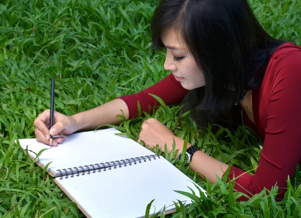 Jolies femmes écriture livre — Photo