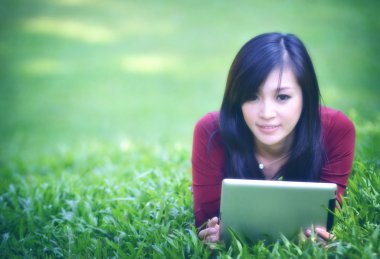 güzel bir kadın tablet kullanma