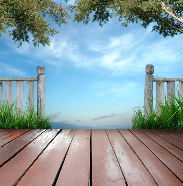 Terrasse en bois et ciel bleu — Photo