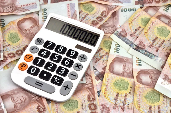 1000 baht banknot ve hesap makinesi